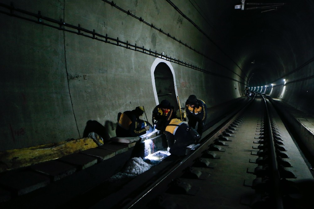 江汉石油管理局铁路运营隧道病害现状